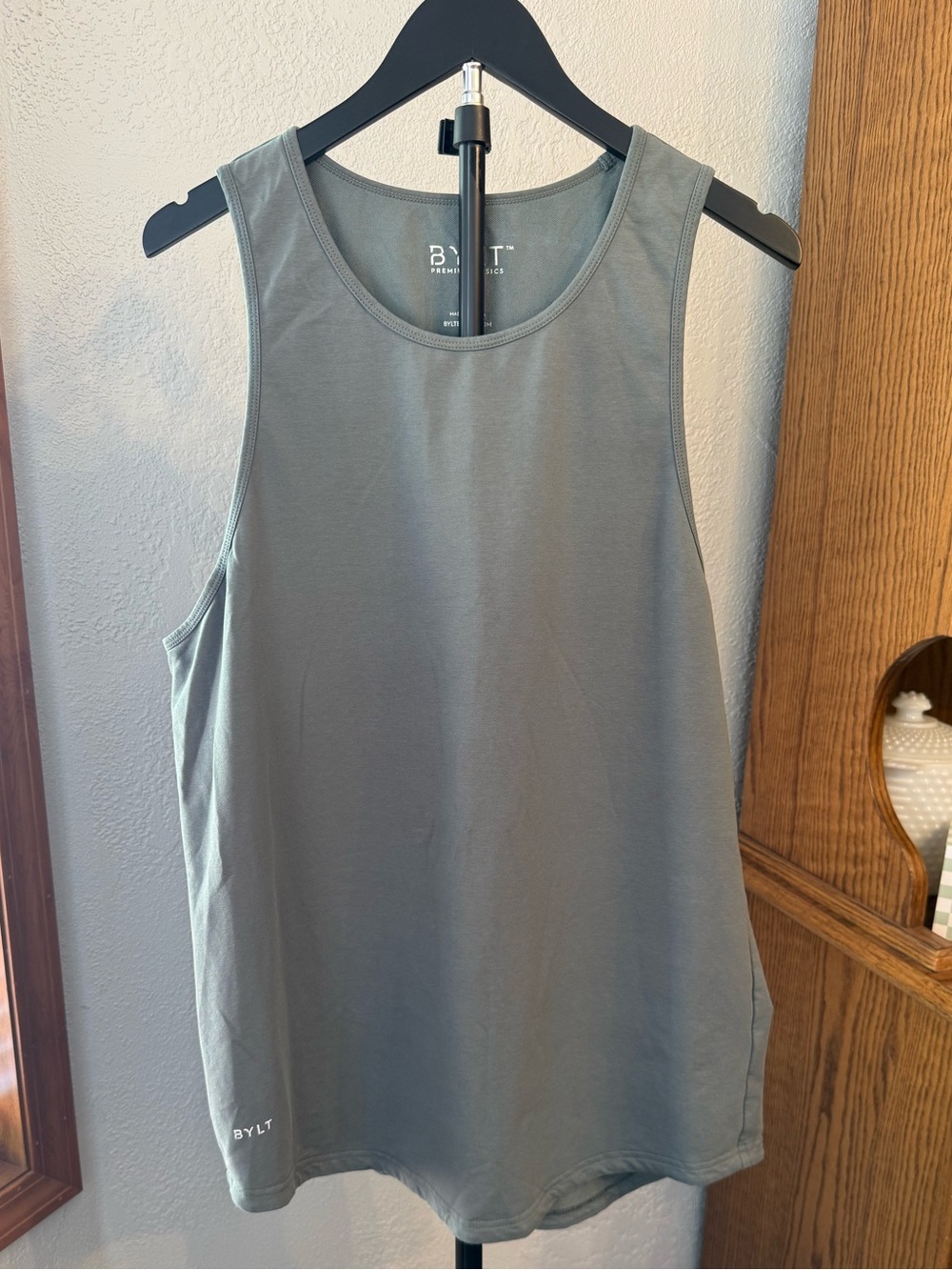 BYLT Premium Basics Lux men’s Sleeveless stretch workout Tank Top. Size XL
